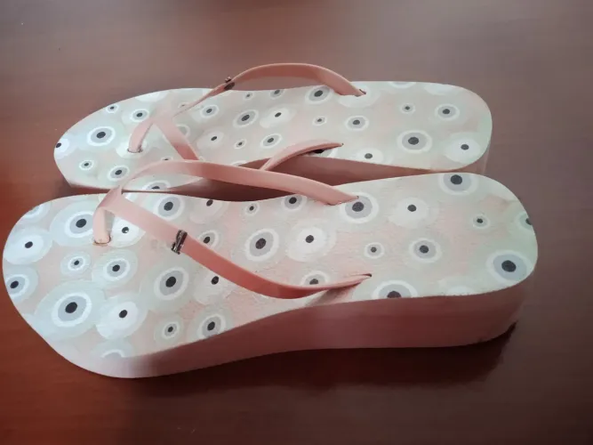 Sandália Santa Lolla emborrachada , sola alta, Tam: 37/38.