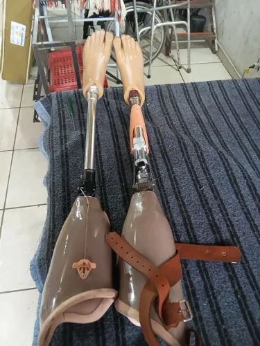 Perna mecânica esquerda e direita 