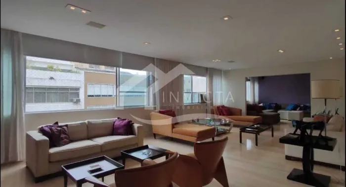 Residência elegante e moderna, andar único e iluminada