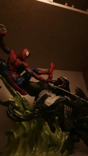 Action figure Homem aranha vs venom. Estatueta 30 cm, colecionável