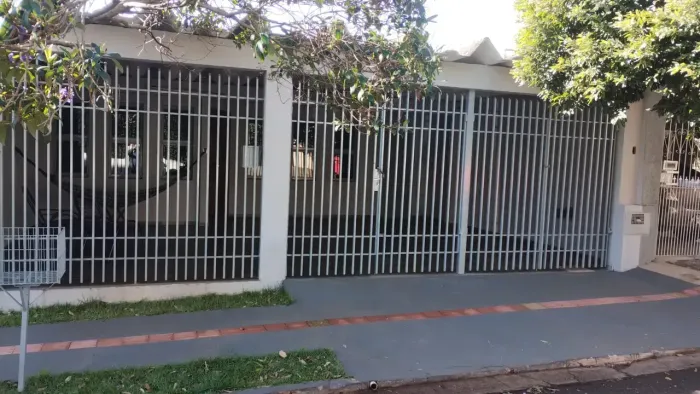 Casa para venda possui 170 metros quadrados com 3 quartos em Vila Planalto - Campo Grande