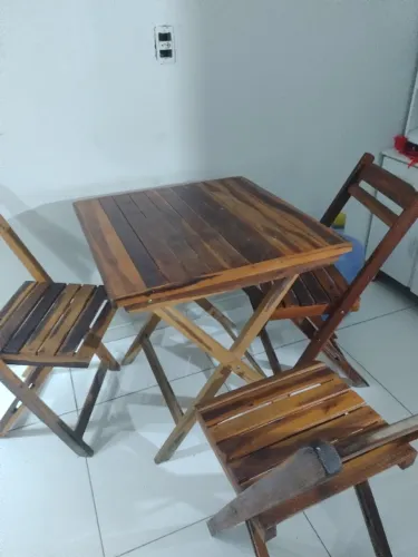 Mesa de madeira com 4 cadeiras