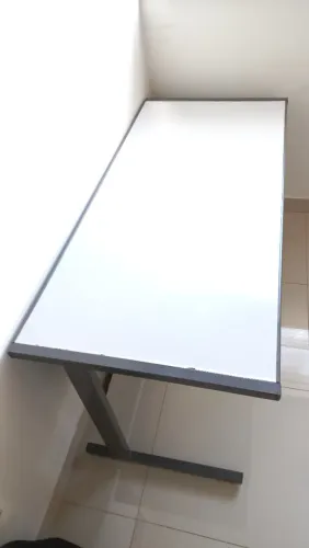 Mesa de Escritório em Aço com Gaveteiro - Bem Conservada