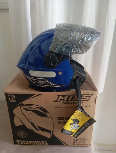 Capacete aberto e fechado .