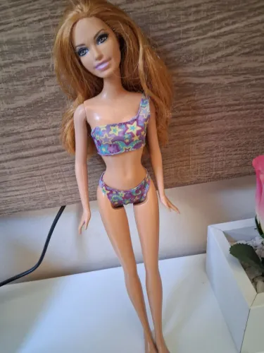 Boneca barbie praia
