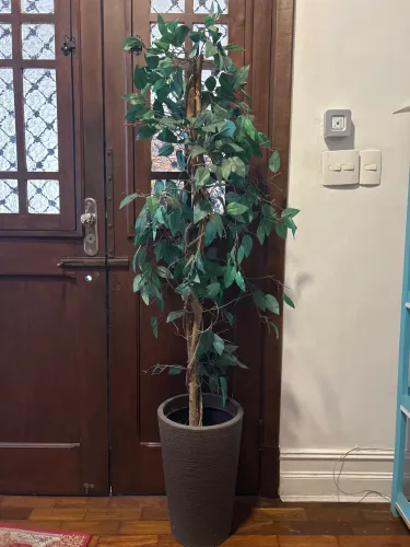 Vazo com planta artificial