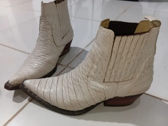 Bota country bico fino de couro resistente número 42