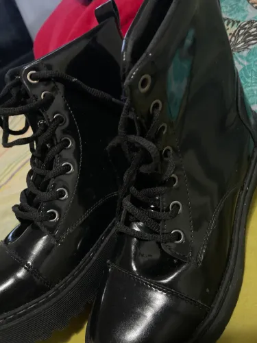 bota de couro ( não é couro legítimo )