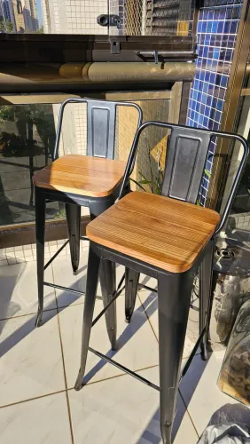 Dupla de banquetas em perfeito estado 