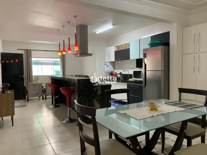 Casa residencial disponível para locação e venda no bairro Santa Mônica em Uberlândia-MG.