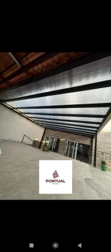 Estrutura metálica coberta de policarbonato 