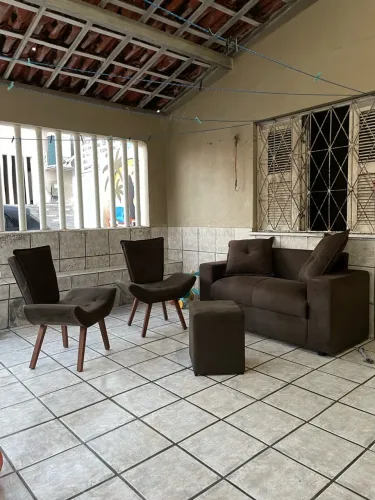 Sofá com duas poltronas e Puff