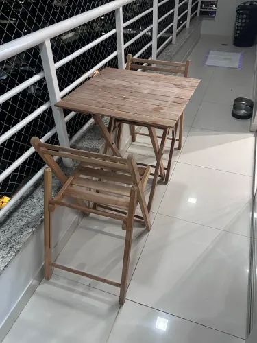 Jogo de mesa com 2 cadeiras