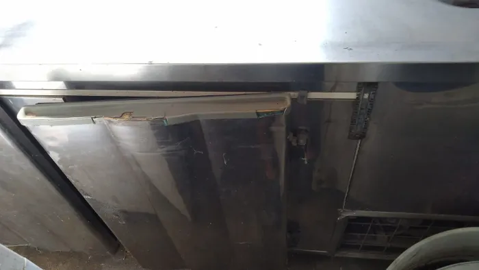 Pia inox com balcão freezer quebrado 
