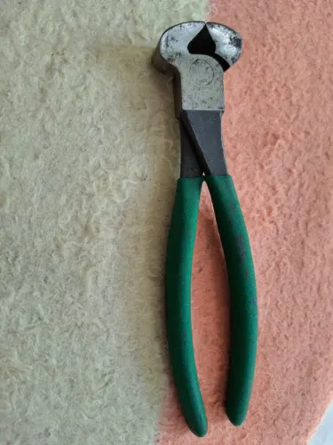 Alicate de corte frontal novo.