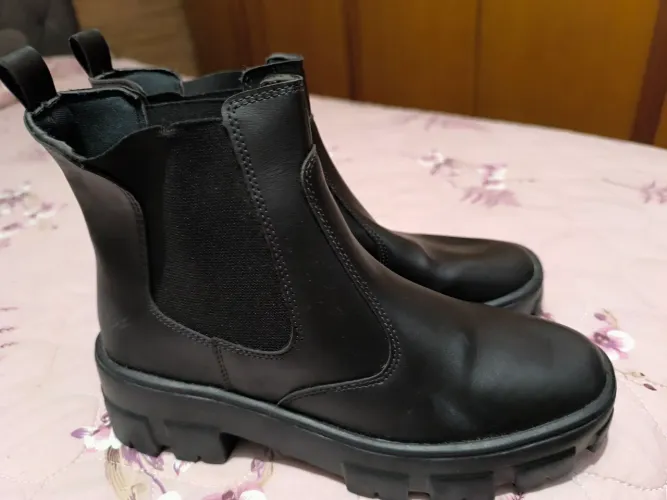 Bota Chelsea Tratorada Feminina Preta - Estilo e Conforto
