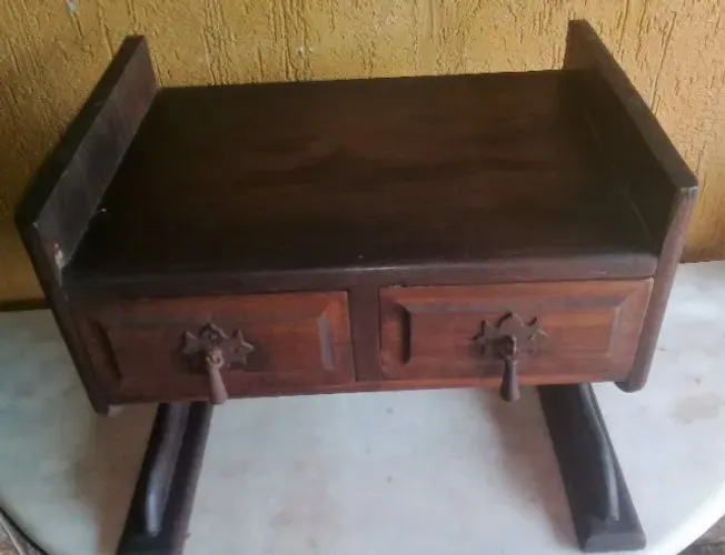 Antiga mesinha lateral em madeira clara estilo eclético duas gavetinhas pés de sapatas *