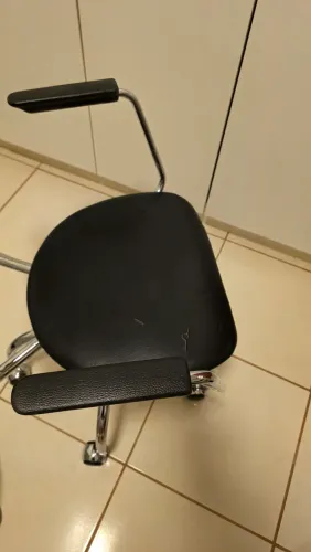 Cadeira giratória inox em couro