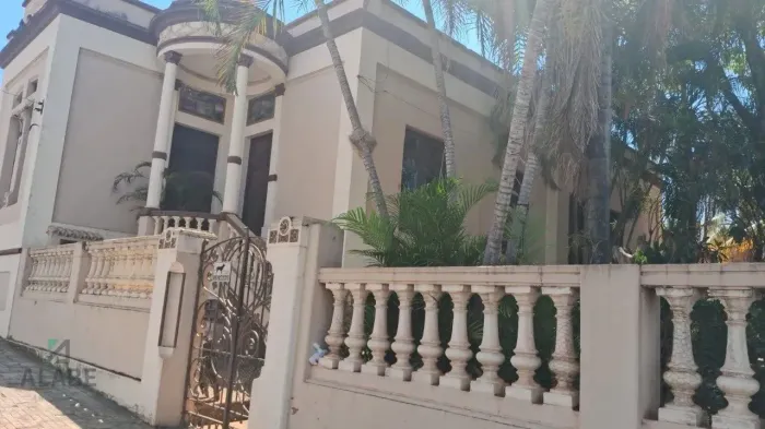 Casarão histórico com 5 quartos, em 897m2 de terreno em Ibitinga SP.