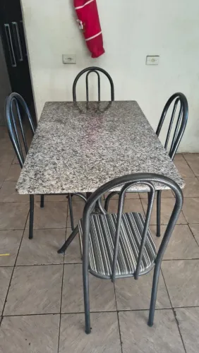 Mesa de mármore 4 cadeiras