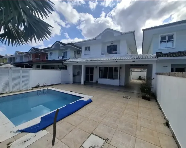 Ótima casa em condomínio fechado com portaria 24 horas em Vargem Pequena!