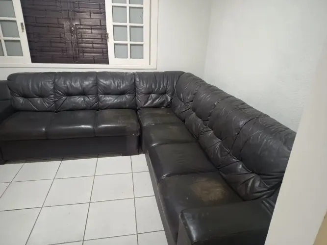 Sofá Couro legítimo 