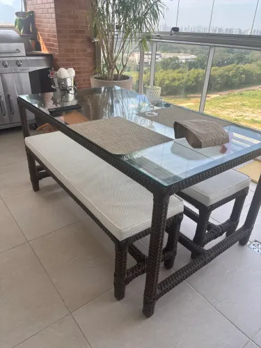 Mesa de varanda com bancos em revestimento naitico