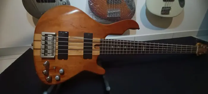 Contra baixo luthier 5c ativo 