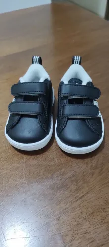 Tênis Adidas para bebê.