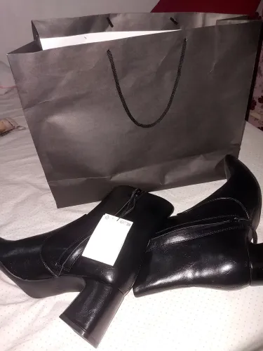 Bota de couro nova ZARA com etiqueta ,nunca usada .