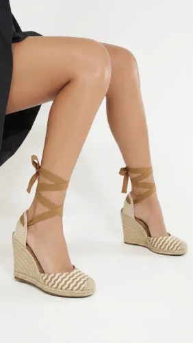 Sandália salto plataforma Arezzo com avaria 35