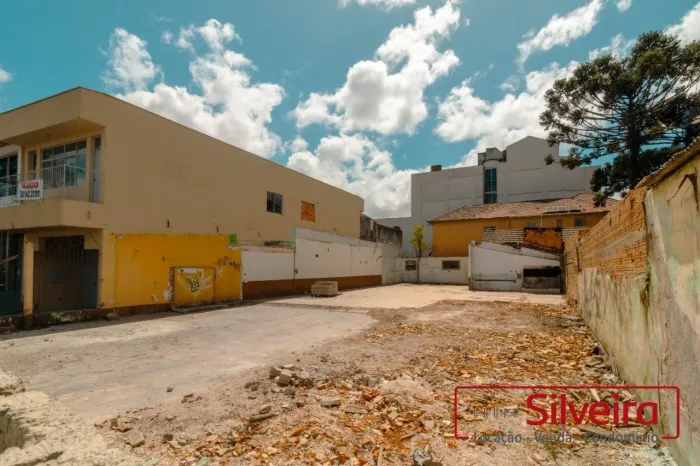 Terreno cercado em ótimo ponto comercial