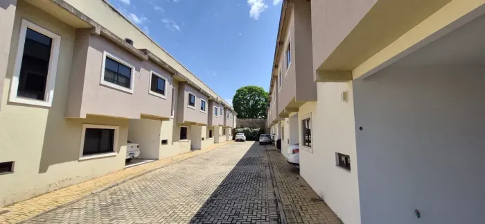 Sobrado em condomínio fechado com 03 quartos, 03 suítes, Setor Santa Genoveva  Goiânia  GO