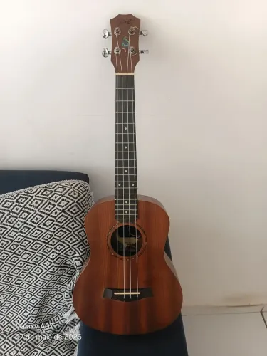 Ukulele seizi tenor elétrico semi novo!!  Só vendo a vista!!