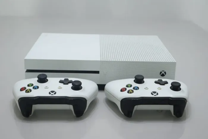 Xbox One S com 1TB Branco + 2 Controles Originais Microsoft