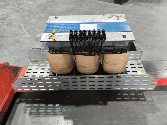 Auto Transformador Trifásico 4 kVA Pólux 380V / 220V Reversível.