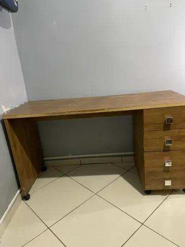 Mesa de Escritório / Escrivaninha com 4 Gavetas e Rodinhas (135x51 cm)