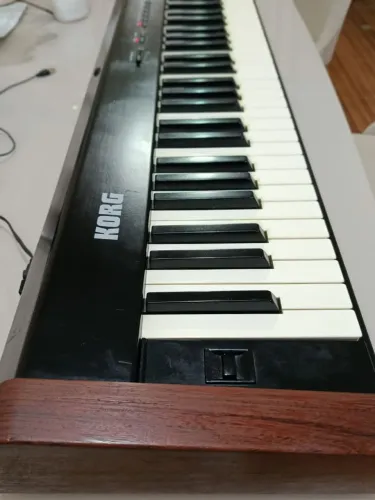 Vendo piano digital Korg SP-100 em perfeito estado zero defeito!