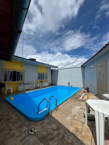 Alugo casa em Mosqueiro, próxima à praia do Chapéu Virado.