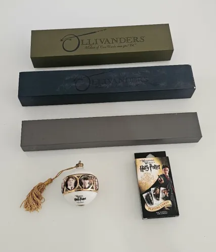 Lote Coleção Harry Potter - 3 Varinhas Ollivanders + Brindes Universal
