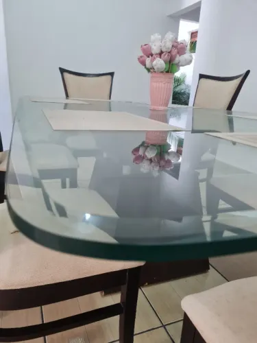 Mesa de jantar com 6 cadeiras - Madeira qualidade