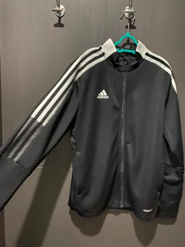 Jaqueta Adidas Infantil, tamanho 11/12, serve melhor um 10