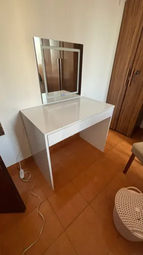 Mesa multifuncional com gaveta