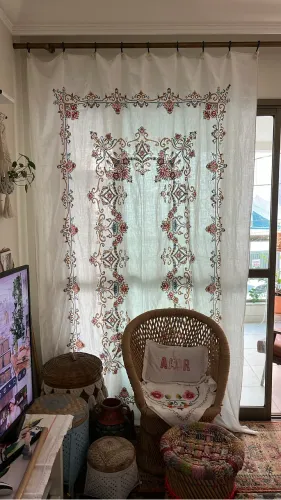 PEÇA ANTIGA EM LINHO BORDADA À MÃO