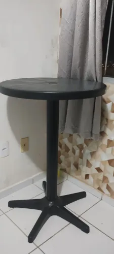 Vendo mesa de plástico redonda preta nova