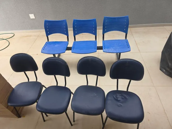 Trio de cadeiras recepção + 4 cadeiras soltas