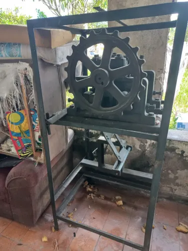 Engenho / Moenda de Cana Reforçado em Ferro Fundido com Bancada Metálica