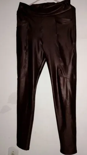 Calça não é couro embora parece, é um estreche grosso G
