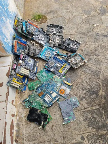 Lote de 21 placa mãe desktop.