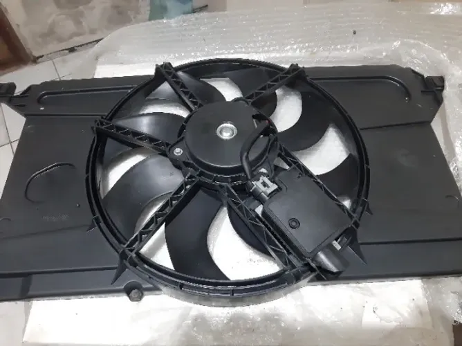 Vendo ventilador completo do radiador do Ford Focus 2009 a 2013, novo, original